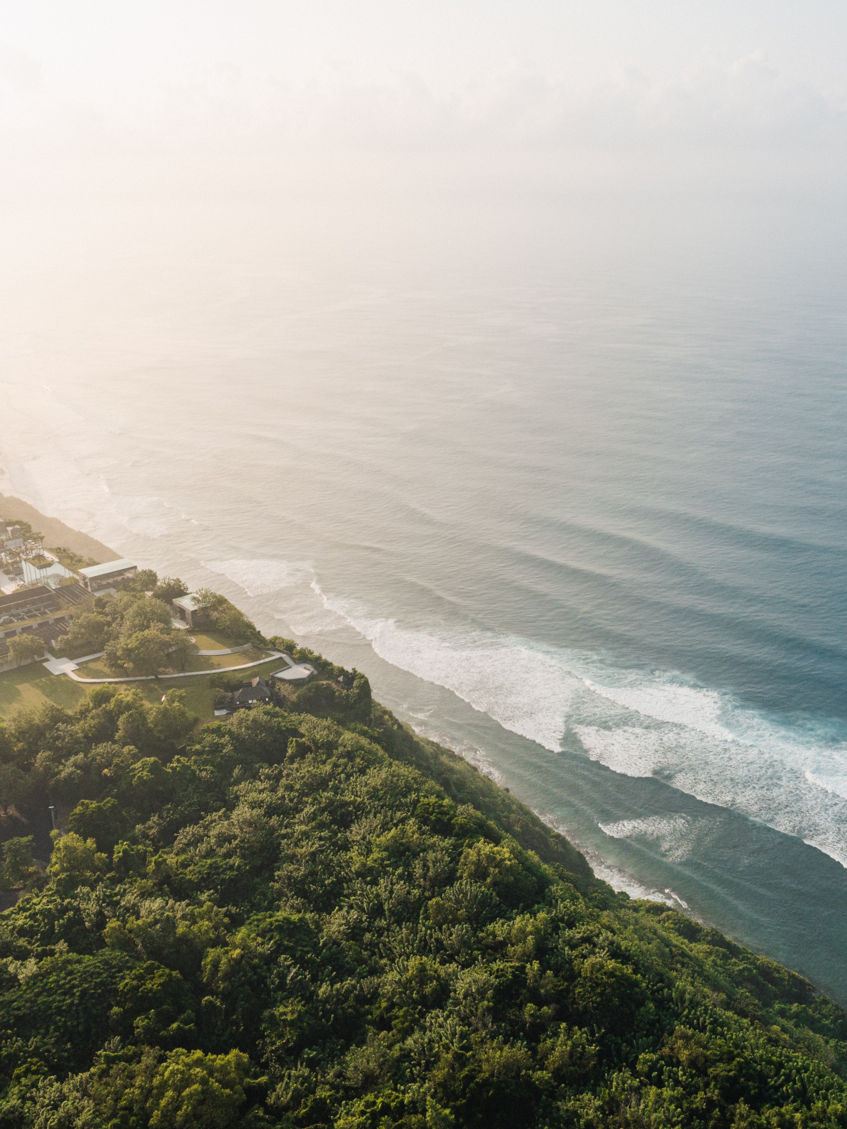 Cliff-edge moment at the Azoria x Alila Cliffside Flow in Uluwatu