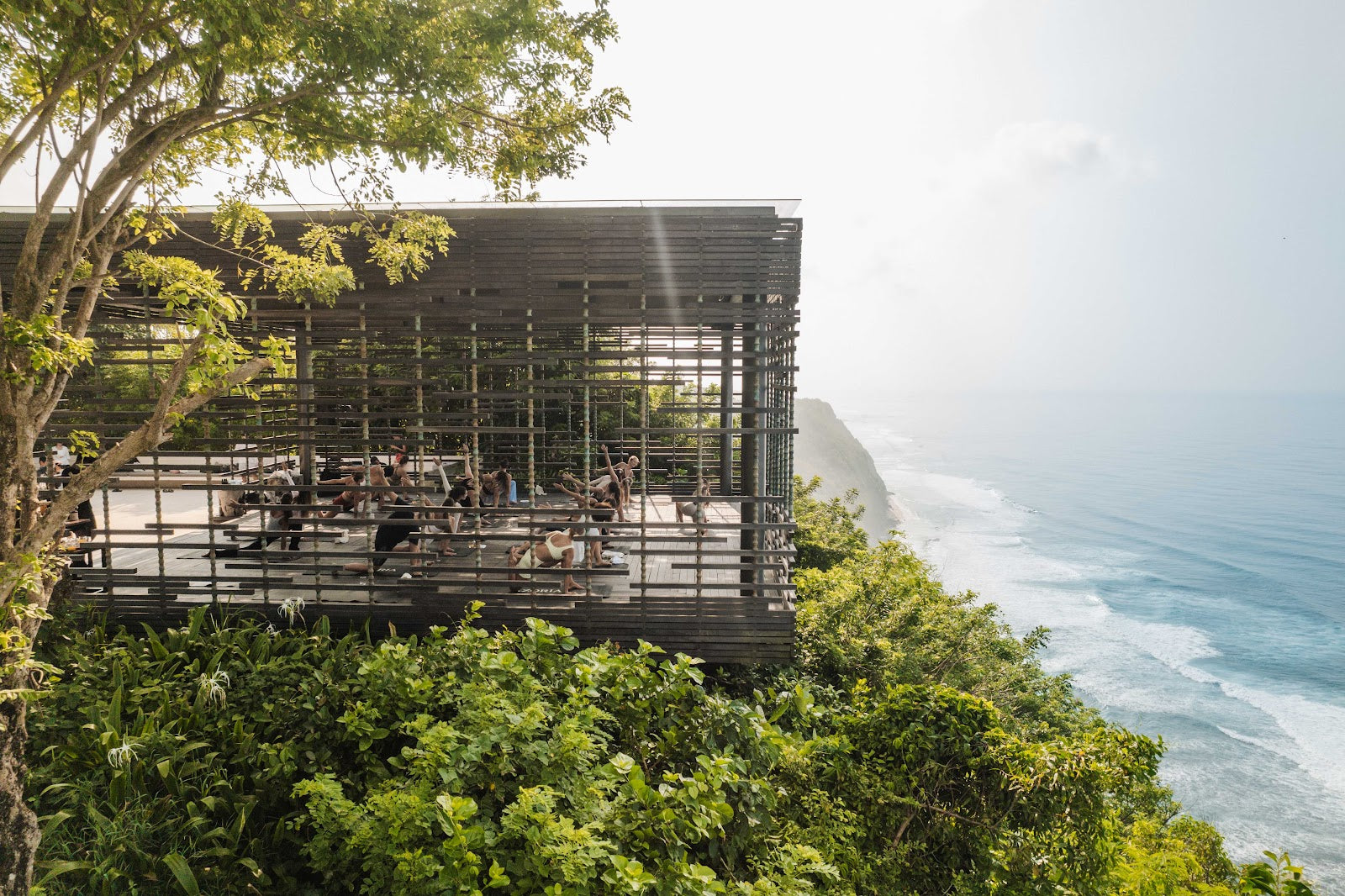 src-alila-83-clifftop-deck-afternoon